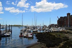 puerto de boston con barcos atracados y amarrados foto