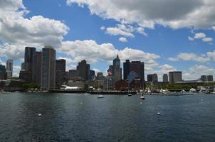 el horizonte de boston y el puerto de boston en verano foto