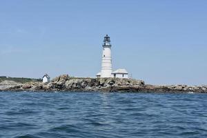 saliente rocoso con boston light en el puerto foto