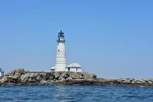 gran vista del faro del puerto de boston en el verano foto