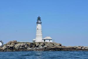 faro del puerto de boston en un día de verano foto