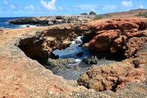 puente de roca natural en la playa de piedra negra foto