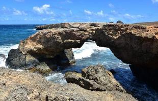 vista del puente natural escondido en aruba foto