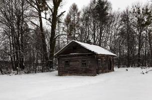 antigua casa de madera abandonada foto