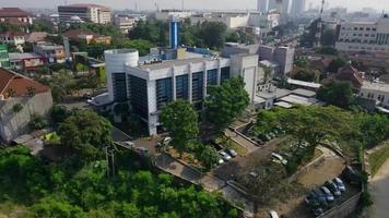 jakarta-indonesia, 25 gennaio 2022 - bella vista aerea - edifici e traffico - banca bjb. video