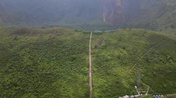 schöne luftaufnahme der natürlichen atmosphäre auf dem berg galunggung, in bandung-indonesien video