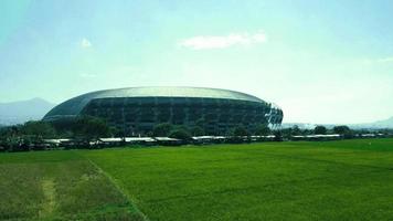 bandung, west java-indonesië, 7 juni 2022 - prachtige panoramische luchtfoto van voetbalstadion-sijalak harupat. video