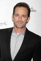 los angeles, 4 de noviembre - luke perry en la recepción de proyección del polo norte del canal hallmark en el restaurante la piazza en el grove el 4 de noviembre de 2014 en los angeles, ca foto