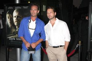 Los Ángeles, 14 de agosto - Luke Perry, Jason Priestley en el estreno del turista oscuro en los cines de Arclight Hollywood el 14 de agosto de 2013 en Los Ángeles, CA foto