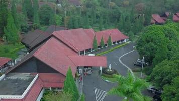 mooie luchtfoto, dorp onder de heuvel, bandung -indonesië. video