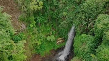 bandung, indonesia, 2 de mayo de 2022 - hermosa vista aérea, cascada en el bosque tropical. video