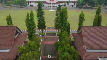 Bandung, West java-indonesia, 19 aprile 2022- veduta aerea della scuola superiore governativa di scienze-ipdn video