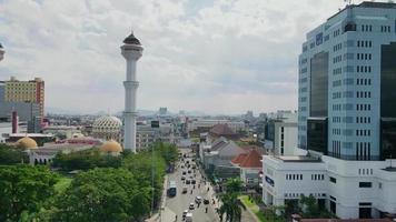 bandung, indonesien, 6. mai 2022 - schöne luftaufnahme, große moschee der stadt bandung. video