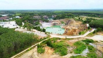 fotografia aérea de um grande poço de uma mina de gesso. uma grande mina de gesso. conceitos da indústria de mineração e geologia