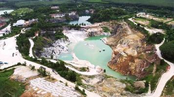 fotografia aerea di una grande fossa di una miniera di gesso. una grande miniera di gesso. concetti di industria mineraria e geologica video