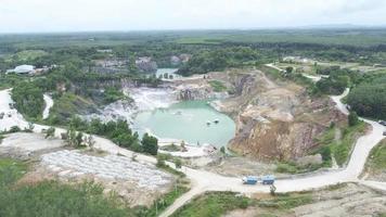 photographie aérienne d'une grande fosse d'une mine de gypse. une grande mine de gypse. concepts de l'industrie minière et géologique video