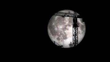 la silueta de una grúa de construcción contra un hermoso telón de fondo lunar. video