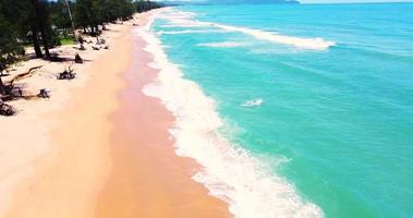 vista aérea del mar y la playa de arena. hermosa vista superior de la playa de arena. perfecto para vacaciones de verano, destino tropical. phuket playa mar arena video