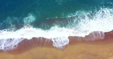 vue aérienne de la mer et de la plage de sable. belle vue de dessus de la plage de sable. parfait pour les vacances d'été, destination tropicale. phuket plage mer sable video
