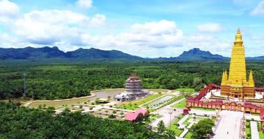 incrível grande e belo templo na tailândia. conceito incrível da tailândia. Wat Bang Tong, Província de Krabi, Tailândia video