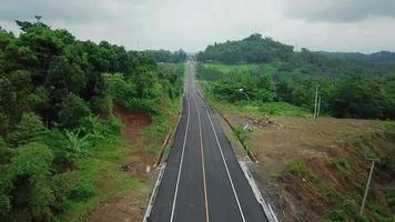 bandung, indonesia, 9 de abril de 2022 - hermosa vista aérea, carretera de circunvalación video