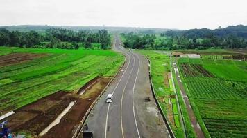bandung, indonesia, 9 de abril de 2022 - hermosa vista aérea, carretera de circunvalación video
