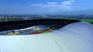 bandung, west java-indonesië, 7 juni 2022 - prachtige panoramische luchtfoto van voetbalstadion-sijalak harupat. video