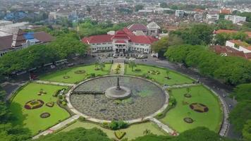 malang, java oriental-indonesia, 25 de marzo de 2022- hermosa vista aérea, edificio de oficinas del gobierno local. video