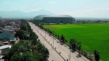 bandung, västra java-indonesien, 7 juni 2022 - vacker panoramautsikt från flyget över fotbollsstadion- sijaalakkk harupat. video