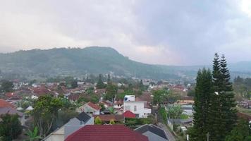 bandung indonesia, 21 de diciembre de 2021 - hermosa vista aérea, edificio de la facultad estatal de ciencias, ipdn. video