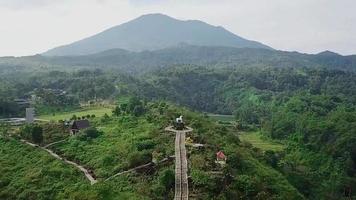 bella vista aerea, collina del turismo, a kuningan, java occidentale - indonesia. video