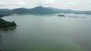 bandung, västra java-indonesien, 15 april 2022 - flygfoto över den konstgjorda sjön, waduk darma video