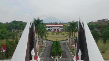 bandung, java occidental-indonesia, 19 de abril de 2022- vista aérea de la escuela secundaria de ciencias del gobierno-ipdn video