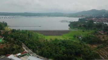 bandung, westjava-indonesien, 15. april 2022 - luftaufnahme des künstlichen sees, waddukk darma video