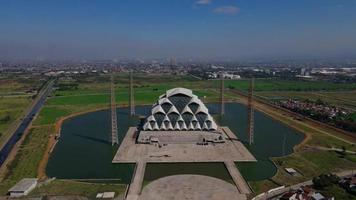 bandung, java occidental-indonesia, 6 de mayo de 2022 - hermosa vista aérea, mezquita flotante en el lago gedebage bandung. video