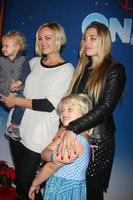 los angeles, 11 de diciembre - malin akerman, sebastian, hermana, sobrina en la recepción de la alfombra roja de disney on ice en el centro básico el 11 de diciembre de 2014 en los angeles, ca foto