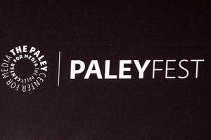 los angeles, 13 de marzo - emblema paleyfest en el paleyfest los angeles, supergirl en el dolby theater el 13 de marzo de 2016 en los angeles, ca foto