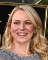 los angeles, 14 de febrero - naomi watts en la ceremonia del paseo de la fama de hollywood en honor a simon baker en el bulevar de hollywood el 14 de febrero de 2013 en los angeles, ca foto