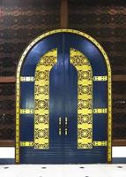 la puerta grande de la mezquita con un diseño lujoso foto