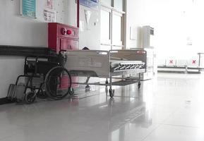 sala de espera del hospital con silla de ruedas y silla de ruedas foto