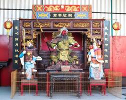 surabaya, jawa timur, indonesia, 2022 - estatua de dios religión confuciana lugar de culto foto