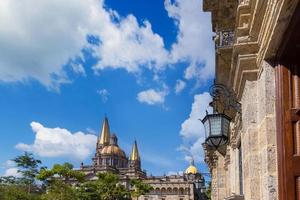 basílica de la catedral de guadalajara, méxico, en el centro histórico, cerca de la plaza de armas y la plaza de la liberación foto