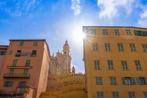 francia, riviera francesa, pintorescas calles de la ciudad vieja de menton en el centro histórico foto