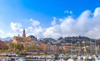 francia, riviera francesa, vista panorámica del centro histórico de menton desde el puerto deportivo foto