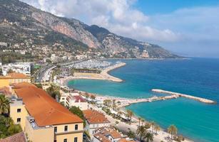 vista panorámica escénica del paseo marítimo de menton y de la ciudad histórica en la riviera francesa cote d azur foto