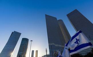 israel, el horizonte del distrito financiero de negocios de tel aviv con centros comerciales y oficinas de alta tecnología foto