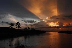 colorido cielo dramático con nubes al atardecer. puesta de sol en el lago foto