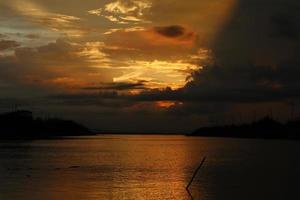 colorido cielo dramático con nubes al atardecer. puesta de sol en el lago foto