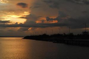 colorido cielo dramático con nubes al atardecer. puesta de sol en el lago foto