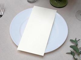 maqueta de tarjeta de espacio en blanco blanco con trazado de recorte foto